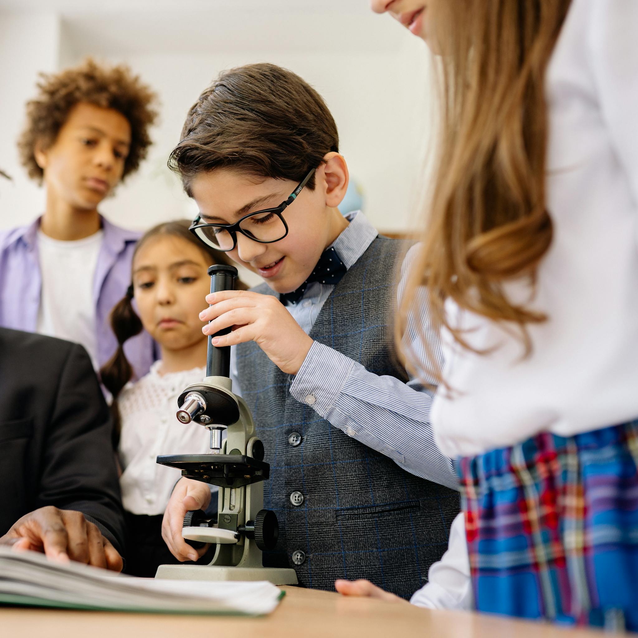 Datenschutzerklärung 1 children in a classroom exploring science with